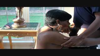 Transexual negra pone un cigarro en el culo