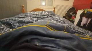 Me masturbo la polla por la noche en la cama