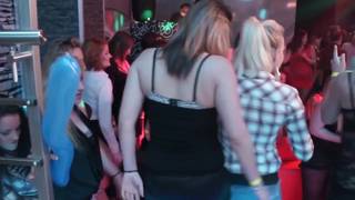 En una fiesta repleta de chicas que son lesbianas de armario