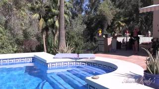 A una mujer madura le gusta masturbarse y enseñar las tetas