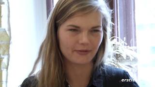 Viktoria nos cuenta parte de su vida y prueba su ropa interior nueva