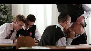 Estudiante gay chupando los penes de sus compañeros de clase