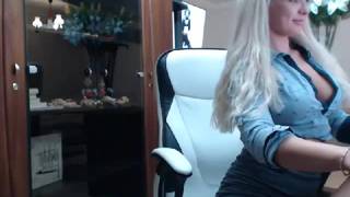 Rubia tetona es feliz cuando se masturba en una escena casera Rubia tetona es feliz cuando se masturba en una escena casera