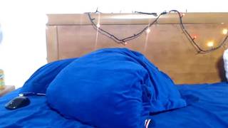 Pequeña zorra cachonda se masturba para nuestro placer