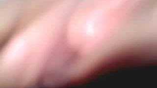 Veamos los labios húmedos del coño de una chica negra masturbándose