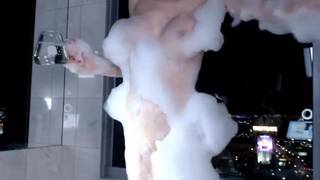Baño de burbujas sexy de esta jovencita delgada Baño de burbujas sexy de esta jovencita delgada