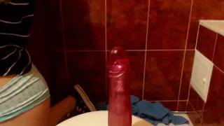 Chica amateur tatuada grabando sus tetas desnudas y tocándose Chica amateur tatuada grabando sus tetas desnudas y tocándose