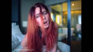 Se deja el vestido puesto para masturbarse el coño