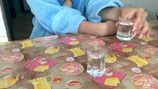 Él la hace beber para sacarla de control