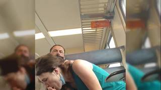 Una pareja folla en tren y nos deja mirar
