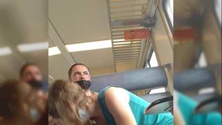 Una pareja folla en tren y nos deja mirar Una pareja folla en tren y nos deja mirar