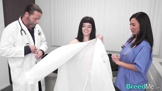 El travieso doctor folla a una dulce paciente morena