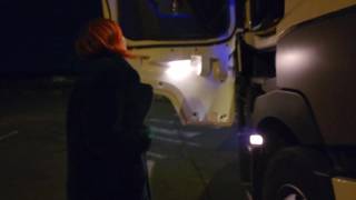 Me follo a un camionero en un área de descanso de una autopista Me follo a un camionero en un área de descanso de una autopista