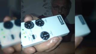 Metiéndome cosas en el agujero de la polla