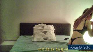 Un par de amantes que se follan en la cama de un hotel