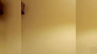 Chico guapo masturba su enorme polla y se bebe el semen Chico guapo masturba su enorme polla y se bebe el semen