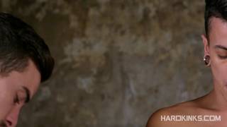 Gangbang entre gays con unos sumisos con ganas de mamar