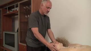 Un Masajista anciano le da un masaje erótico a este gay joven