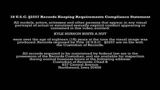 Kyle Hurson se haceuna paja con mucho gusto en un rincón de la casa