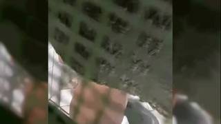 Morena desnuda filmada en el baño por un voyeur