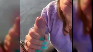 Hermosa rubia que chupa al aire libre y se lo pasa bien