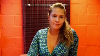 La alta y bella Karin Debuteert de nuevo en un trío