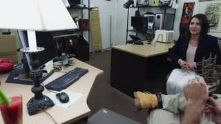 Helena Price quiere empeñar su coño en la tienda