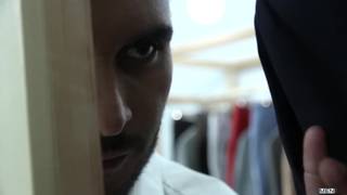 Francesco D Macho paga las facturas con sus nalgas calientes