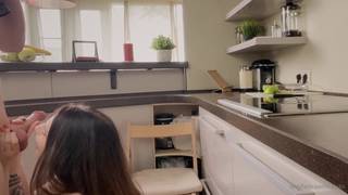 Una rica mañana en la cocina para usar la garganta profunda Una rica mañana en la cocina para usar la garganta profunda
