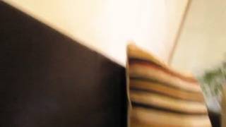 Estelle se excita por el culo y se masturba al mismo tiempo