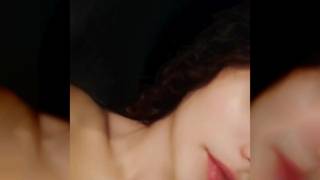 Chica desnuda mostrando sus tatuajes y su coño