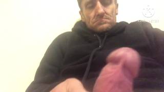 Sacudo mi capuchino y finalmente vacío mis bolas con placer