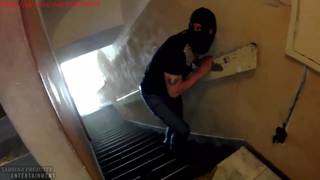 Este ladrón recibe una polla en el culo de una transexual Este ladrón recibe una polla en el culo de una transexual