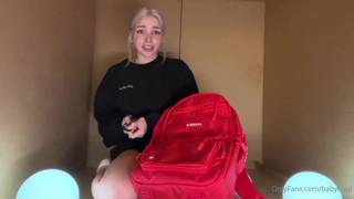 Amateur rubia zorra se folla a ella misma con un juguete