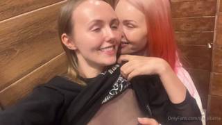 Hermosas mujeres jóvenes hacen el sexo caliente como lesbianas Hermosas mujeres jóvenes hacen el sexo caliente como lesbianas