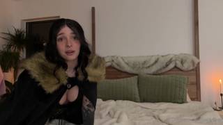 Una hermosa chica se acaricia en su oscuro dormitorio