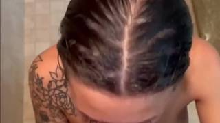 En la ducha se le ocurre hacerle una buena felacion par aempezar