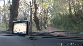 Conductor joven se folla al twink Julian en la selva