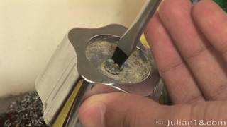 Fontanero se folla a un jovencito gay en su casa