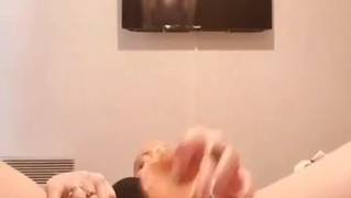 Mi consolador de 25 cm y me voy sola a casa