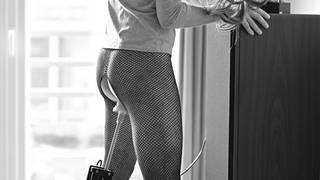 Sodomizado de pie por una máquina y disfrazado de chica