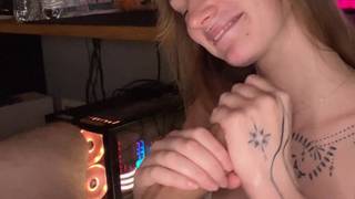 Chica amateur le hace una paja a su amante frente a la cámara