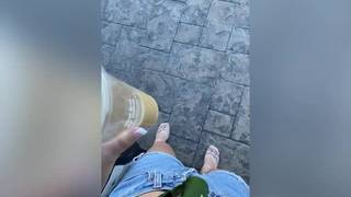 Masturbación de una rubia a solas dentro de un coche