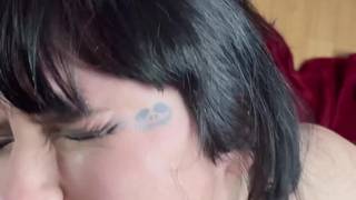 Morena de labios rojos chupa la polla de su amante y lo disfruta