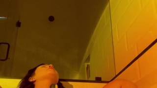 El coño rosado de una chica amateur masturbándose