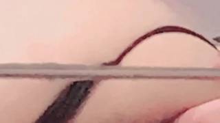 Zorra amateur se masturba delante de un espejo por curiosidad