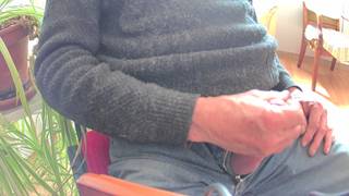 Una polla siendo pajeada por un viejo verde al aire libre Una polla siendo pajeada por un viejo verde al aire libre