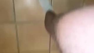 La polla gorda de un viejo desconocido es chupada por un jovencito