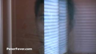 Asiático gay se masturba en el sauna y se le para bien el pito