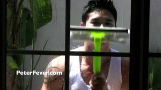 El lavado de ventanas hace empalmar el pene a este gay japonés